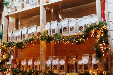 Stand auf dem Mayener Weihnachtsmarkt Stand mit Köstlichkeiten auf dem Mayener Weihnachtsmarkt