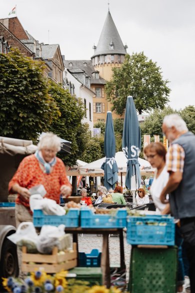 Wochenmarkt stand mit Frau die bedient auf dem Mayener Marktplatz