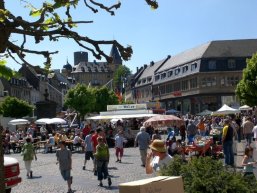 Der Pfingstmarkt auf dem Marktplatz mit Marktständen und Pavillon  