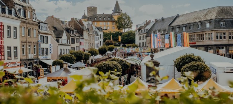 Blick über den Martkplatt auf die Genovevaburg 