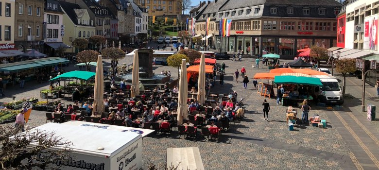 Blick vom Alten Rathaus auf den Wochenmarkt