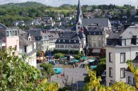 Blick auf den Mayener Marktplatz bei blauem Himmel