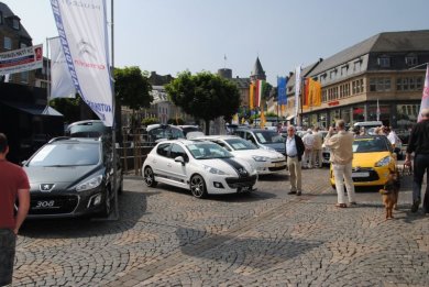 Autoschau auf dem Marktplatz mit unterschiedlichen Modellen