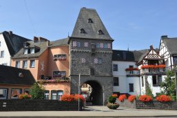 Das Brückentor unter blauem Himmel