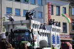 Rosenmontagszug auf dem Marktplatz mit Festwagen
