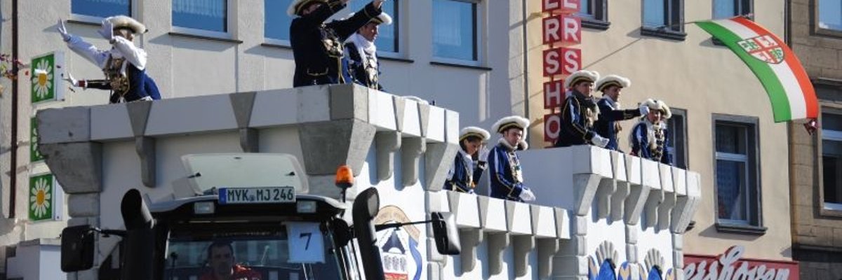 Rosenmontagszug auf dem Marktplatz mit Festwagen