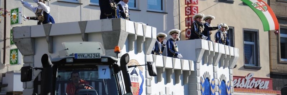 Rosenmontagszug auf dem Marktplatz mit Festwagen