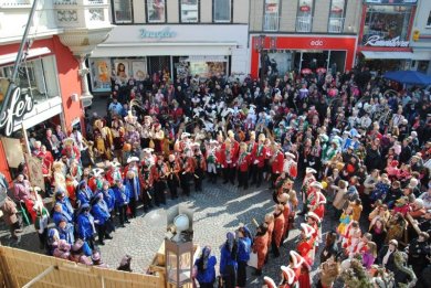 Aufstellung zur Erstürmung des Alten Rathauses