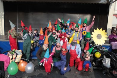 Kinder auf der Bühne beim Karneval in Kürrenberg