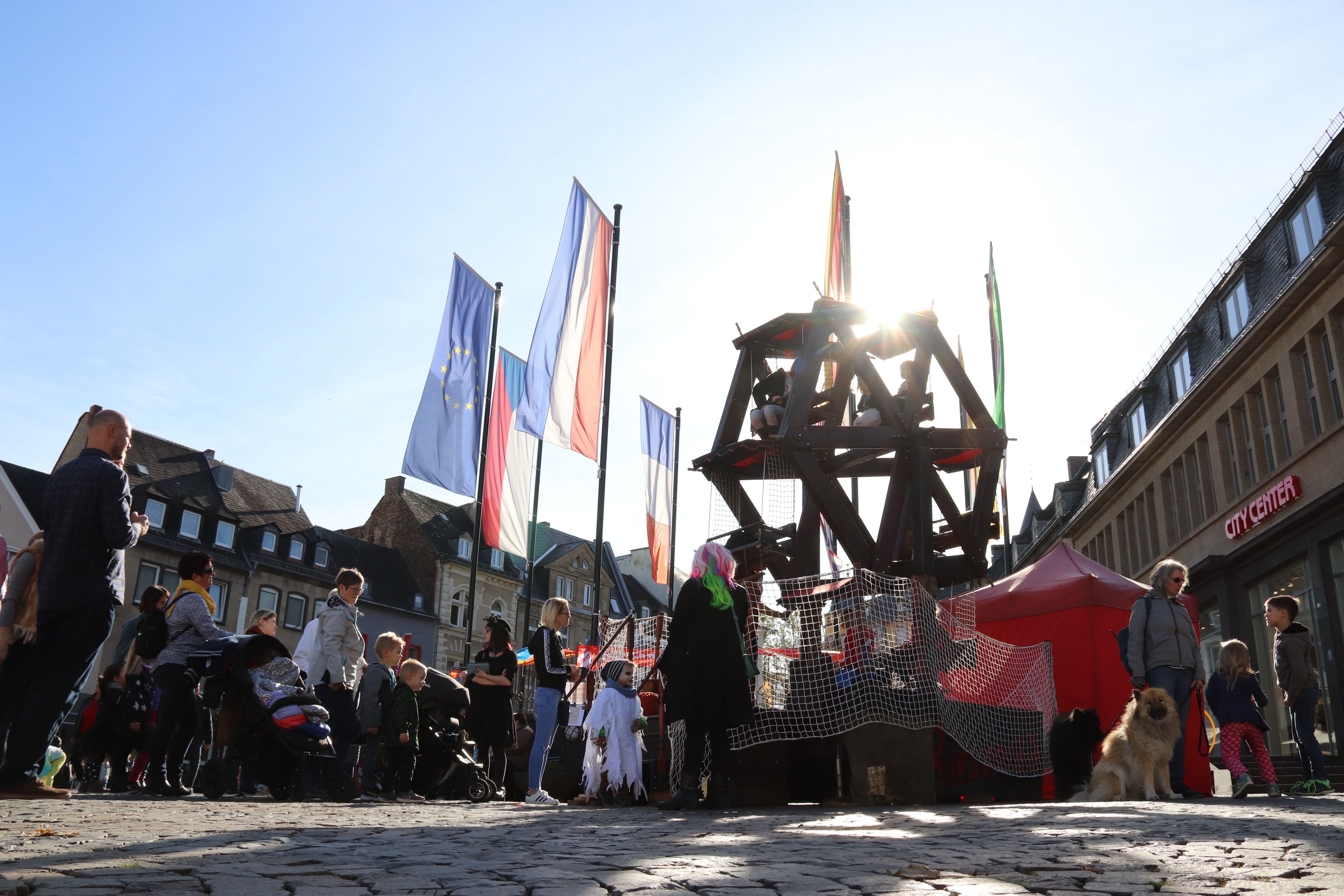 Historisches Holzriesenrad vor dem Oktogon beim Festival der Magier und Hexen
