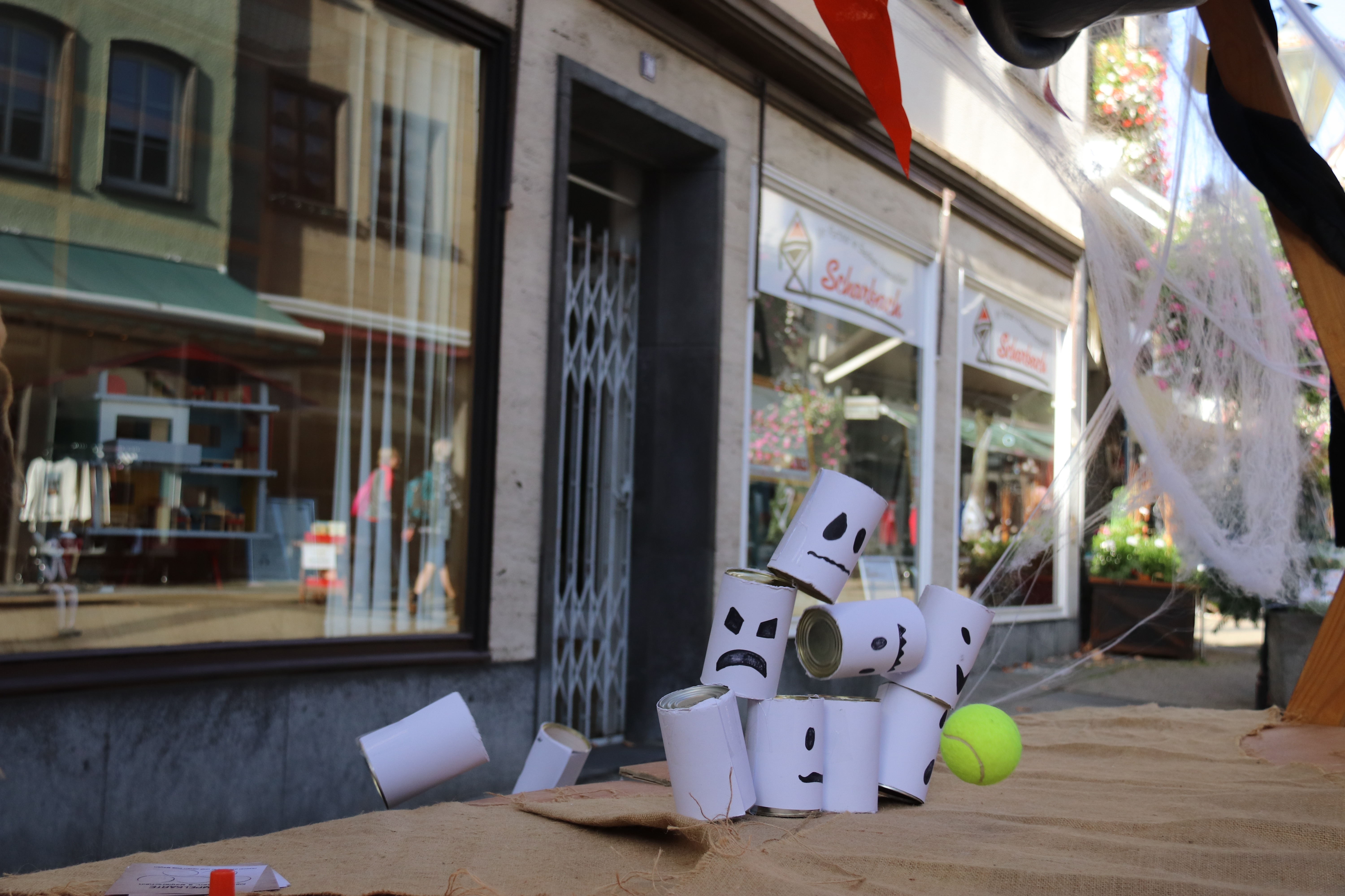 Geisterdosenwerfen in der Brückenstraße beim Festival der Magier und Hexen 