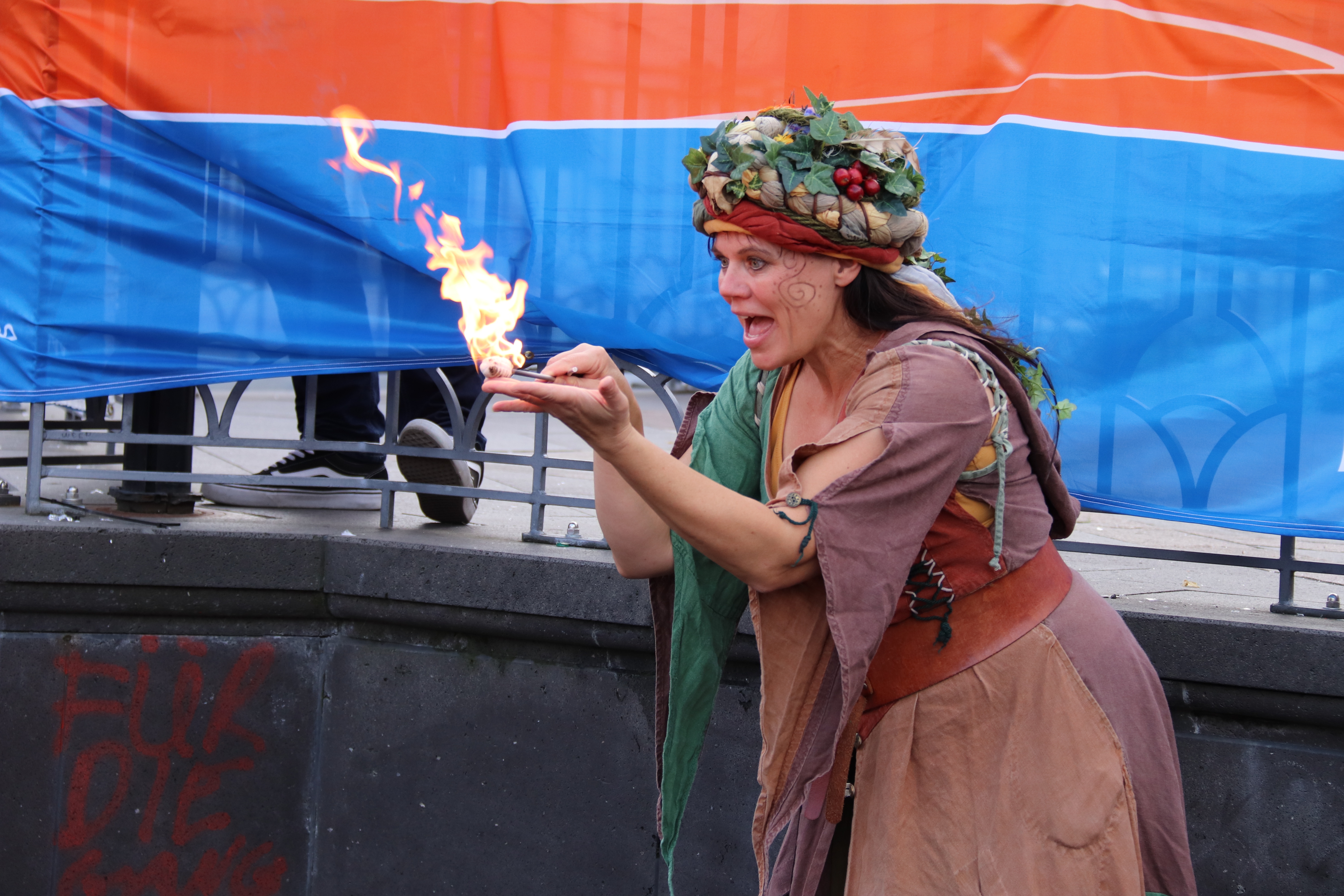 Die Feuershow vom Festival der Magier und Hexen vor dem Oktogon