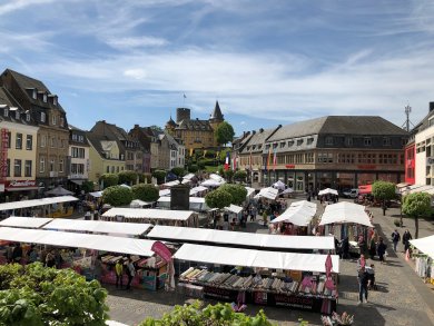 Blick vom Alten Rathaus auf den holländischen Stoff- und Tuchmarkt auf dem Marktplatz