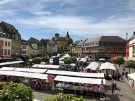 Blick vom Alten Rathaus auf den holländischen Stoff- und Tuchmarkt auf dem Marktplatz