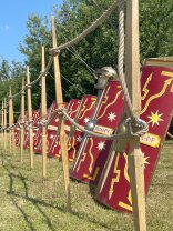 Römerfest 2024 Schilder, Speere und Helme aufgereiht