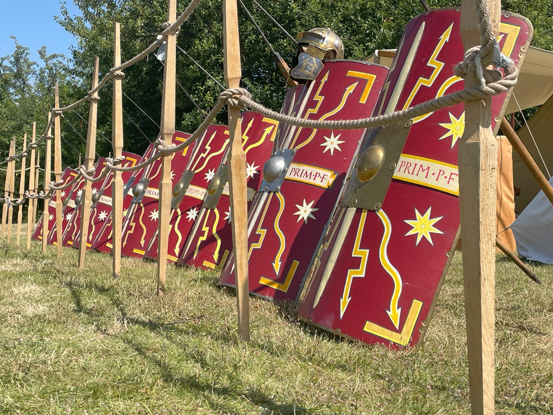Römerfest 2024 Schilder, Speere und Helme aufgereiht