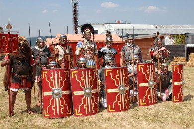 Aufstellung der Römer bei der Militärvorführung auf dem Grubenfeld