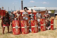 Aufstellung der Römer bei der Militärvorführung auf dem Grubenfeld