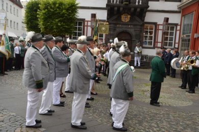 Schützen des Schützenvereins vor dem Alten Rathaus