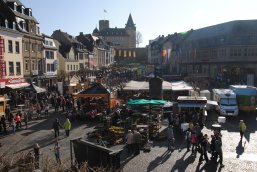 Start in den Frühling mit Marktständen auf dem Marktplatz