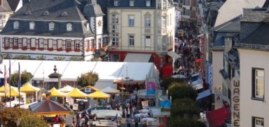 Blick von der Genovevaburg auf das Stein- und Burgfest auf dem Marktplatz