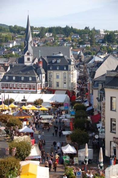 Blick von der Genovevaburg auf das Stein- und Burgfest auf dem Marktplatz