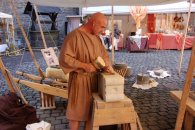 Ein Handwerker der einen Stein meißelt