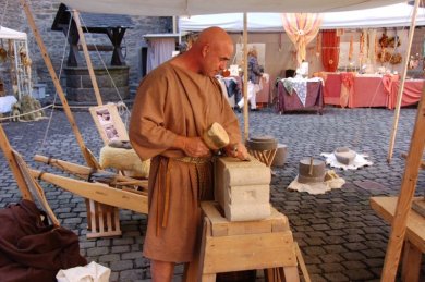 Ein Handwerker der einen Stein meißelt