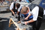 Dachdecker auf dem Stein- und Burgfest stellen Schieferherzen her