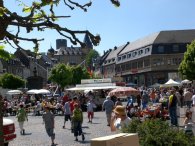 Der Pfingstmarkt auf dem Marktplatz mit Marktständen und Pavillon