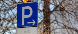Ein Hinweisschild zum Parken