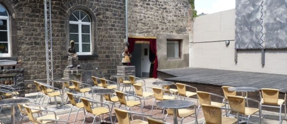 Innenhof des Alten Arresthauses und der kleinen Bühne der Burgfestspiele