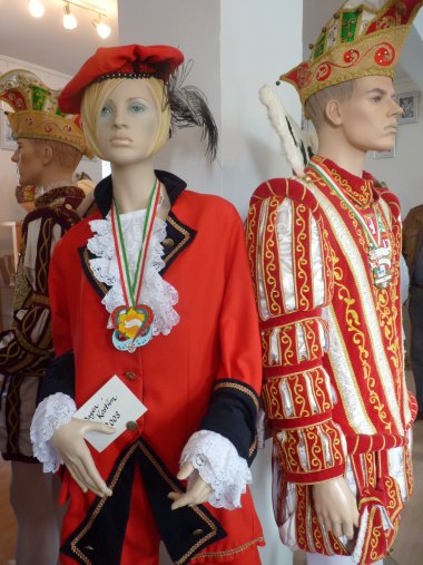 Zwei Schaufensterpuppen im Karnevalskleidung, einer als Prinz
