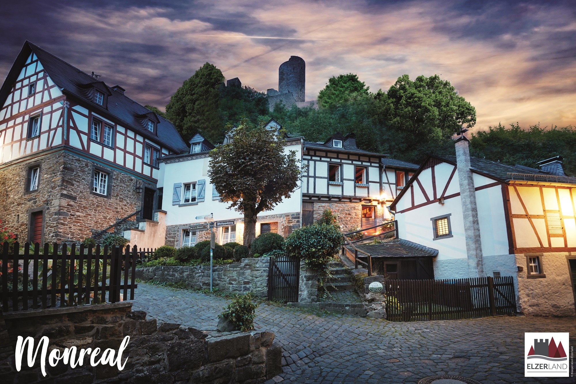 Monreal Blick auf die Fachwerkhäuser in Monreal und die Ruine der Löwenburg