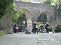 Motorradfahrer vor dem Viadukt in der Bürresheimer Straße