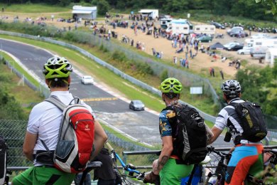 Mountainbike Fahrer mit Blick auf die Nordschleife