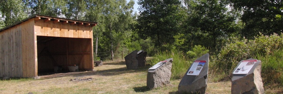 Steinhauerhütte mit Infostelen auf dem Fledermausweg