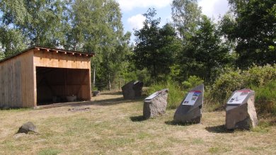 Steinhauerhütte mit Infostelen auf dem Fledermausweg