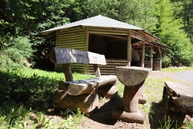 Die Finnenhütte im Wald bei Nitztal