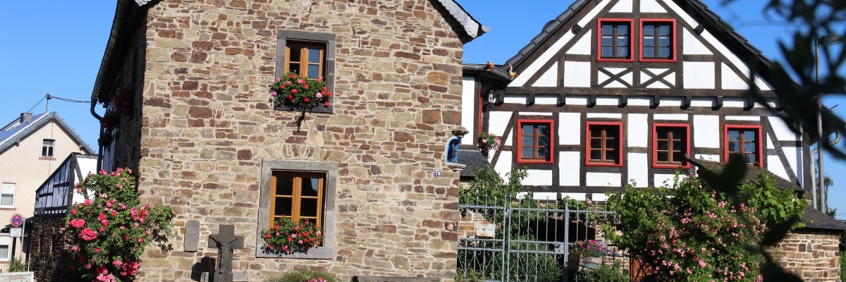 Foto von zwei alten Häusern