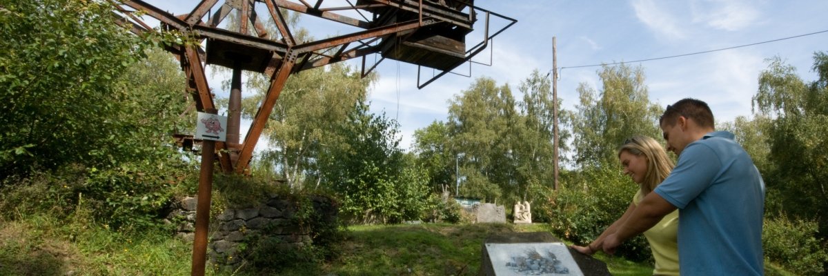 Grubenfeld, Kran, Pärchen, Infotafel, Bäume, blauer Himmel