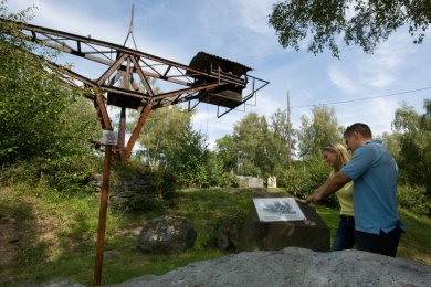 Grubenfeld, Kran, Pärchen, Infotafel, Bäume, blauer Himmel