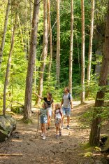 eine Familie bei einer Wanderung durch das Kottenheimer Winfeld