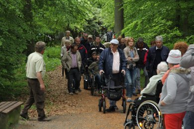 Wanderer auf dem Rollstuhlwanderweg