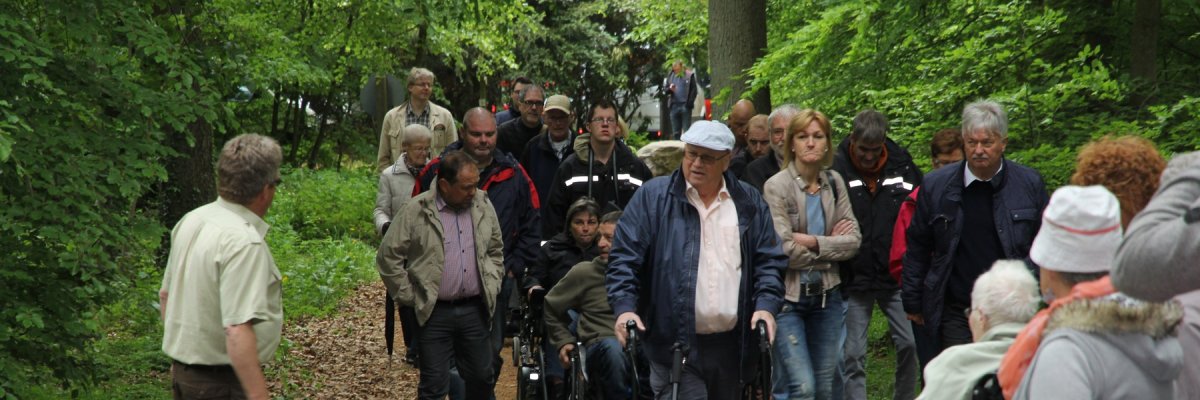 Wanderer auf dem Rollstuhlwanderweg