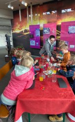 Kinder sitzen an Tisch und malen
