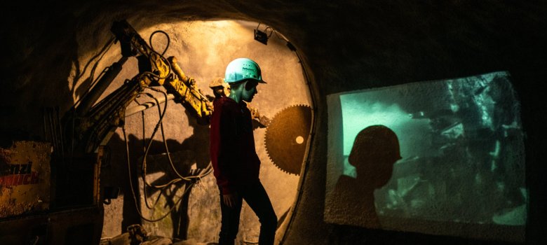 Kind in der Ausstellung Deutsches Schieferbergwerk Kind mit Helm in der Ausstellung Deutsches Schieferbergwerk
