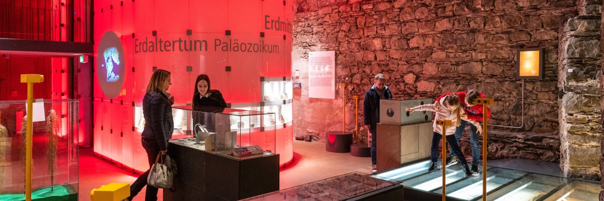 Eine Familie im Eifelmuseum