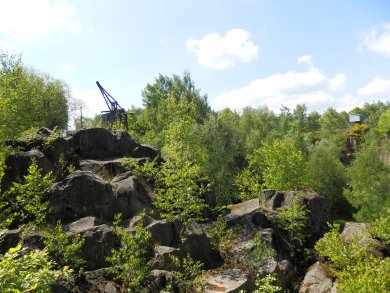 Grubenfeld mit altem Kran