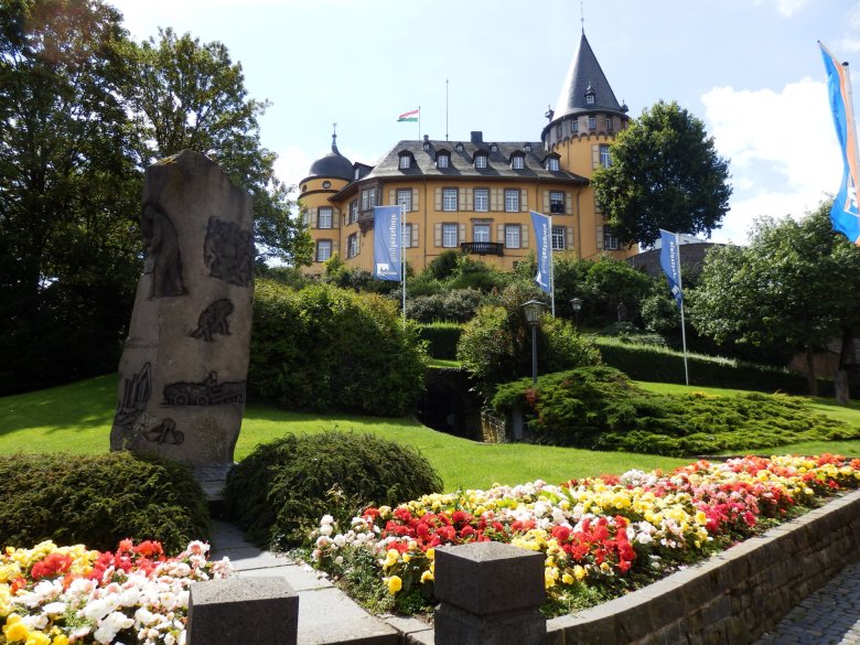 Frontansicht der Genovevaburg